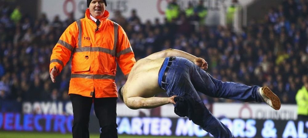 EPIC FAIL! :)) A intrat pe teren, apoi a inceput sa se dea peste cap! Cum arata cel mai ciudat 'pitch invader' din istorie! VIDEO_5