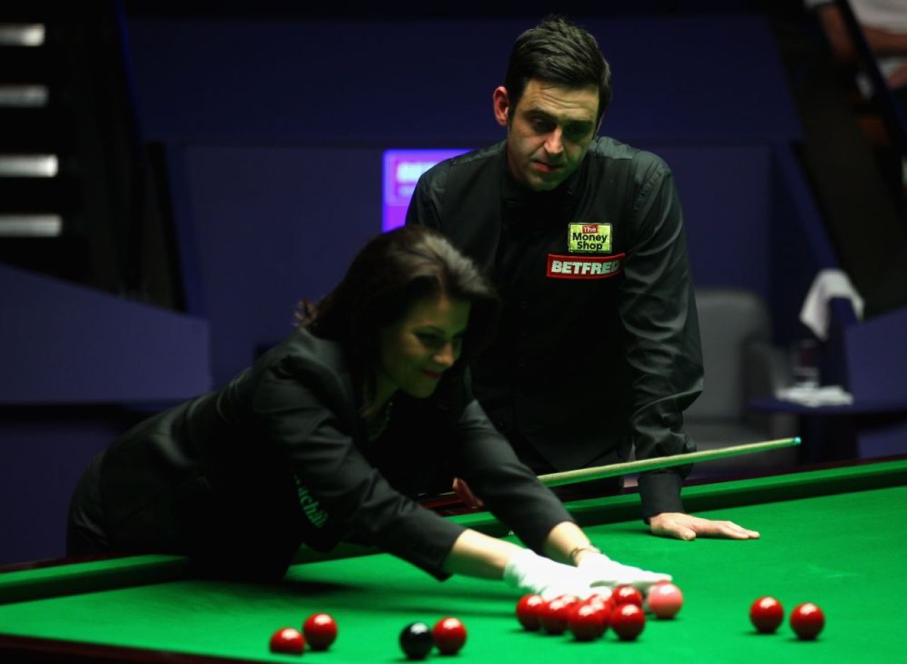Sfarsitul unei ere: singura femeie care a arbitrat o finala mondiala in snooker s-a retras din circuit_2