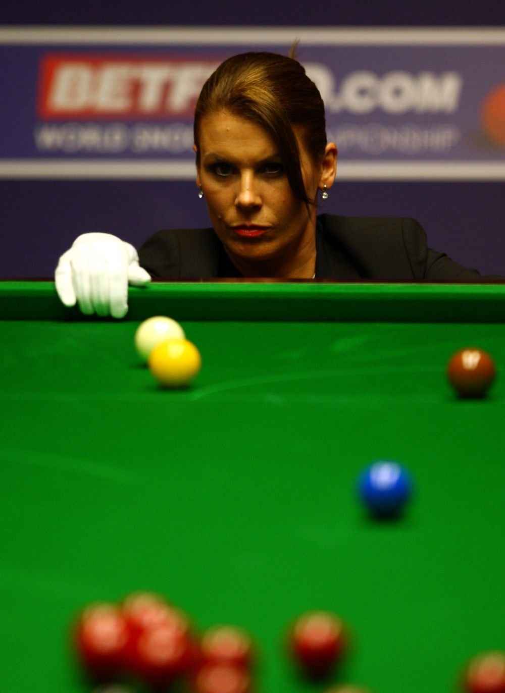 Sfarsitul unei ere: singura femeie care a arbitrat o finala mondiala in snooker s-a retras din circuit_3