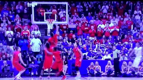 Un meci de baschet intre universitati a atras mai multe priviri decat derbyurile din NBA! Fetele s-au uitat cu mare atentie! VIDEO