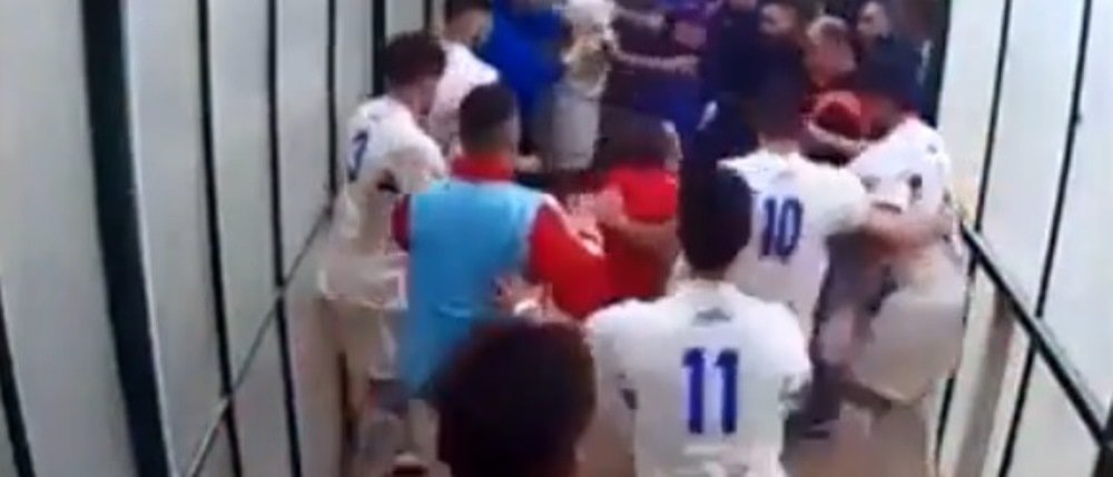 Meci de fotbal in SICILIA... ce se poate intampla rau? Imagini incredibile surprinse de camera de supraveghere langa vestiare