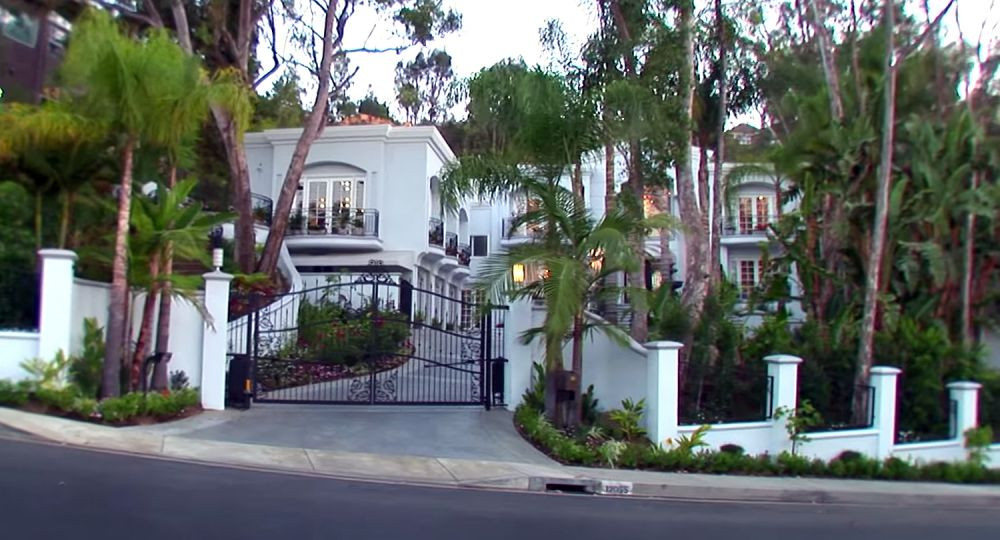 Pacquiao arunca si el cu banii inaintea meciului cu Mayweather! Filipinezul si-a luat una dintre cele mai scumpe vile din Beverly Hills! Cat a putut sa dea pe ea_3