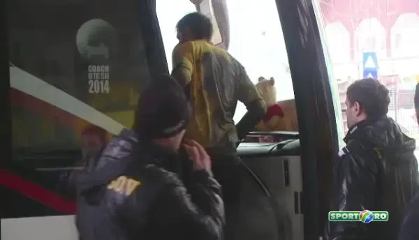 Faza zilei: soferul lui FC Brasov a fugit cu autocarul! Jucatorii au facut autostopul si au fost luati de autocarul Astrei :)