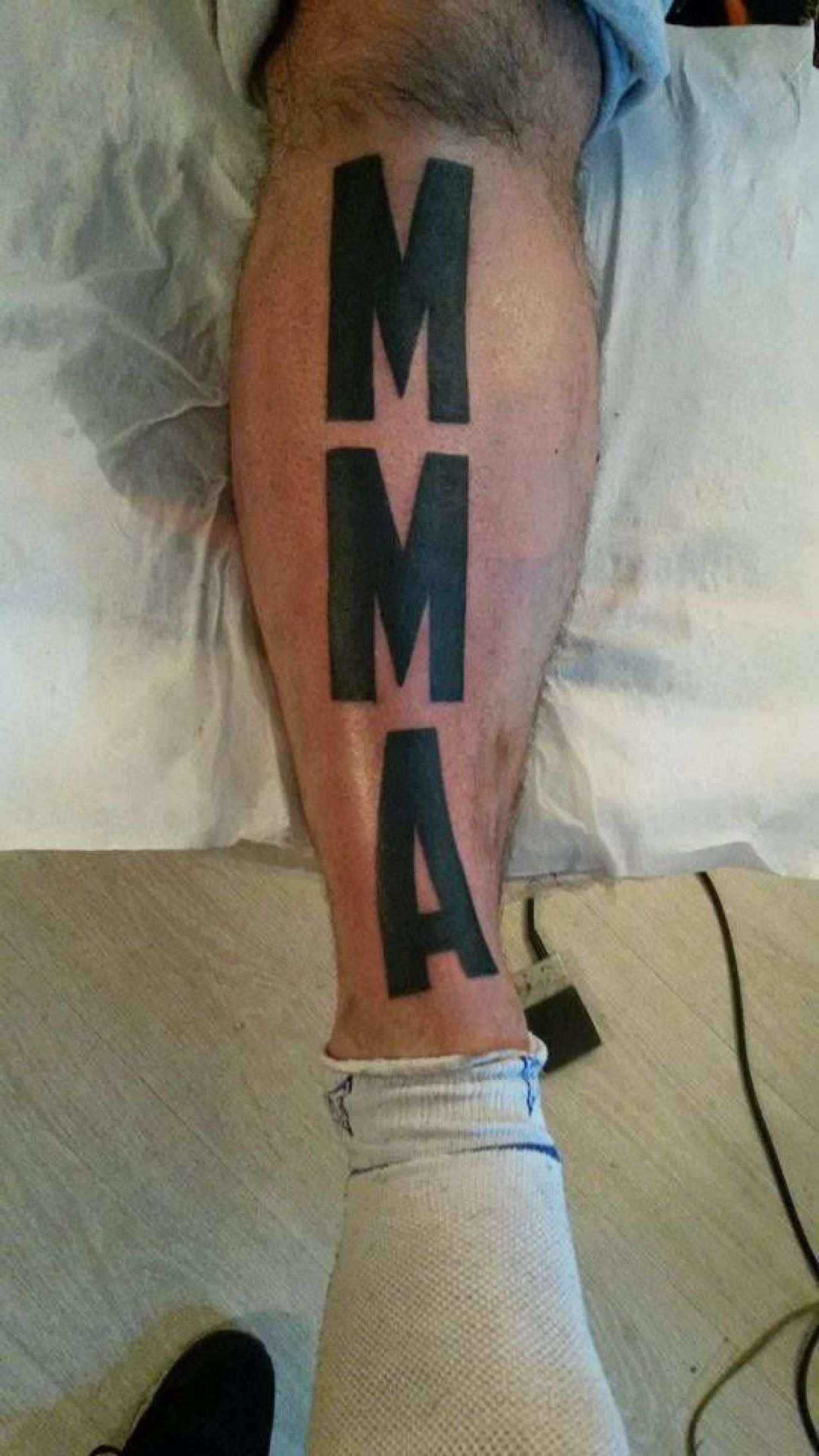 Tatuaj IMENS facut de Sandu Lungu! Si-a desenat tot piciorul de la genunchi in jos: