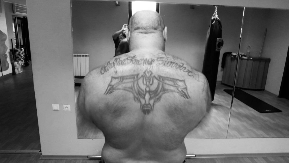 Tatuaj IMENS facut de Sandu Lungu! Si-a desenat tot piciorul de la genunchi in jos: 