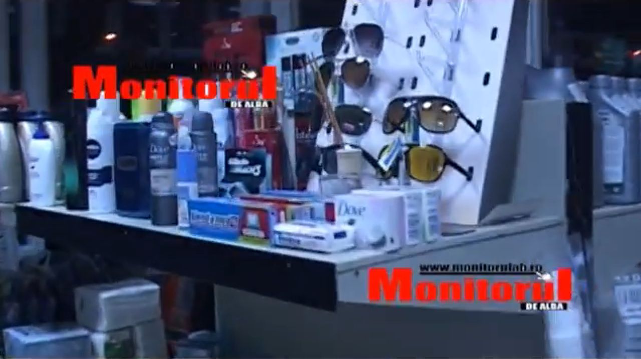 Imaginile rusinii! Suporteri rapidisti, filmati in timp ce vandalizau o benzinarie! Au furat tot ce le-a cazut in mana: VIDEO_3