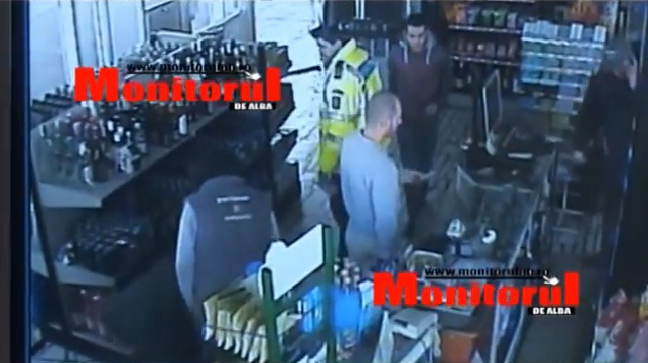 Imaginile rusinii! Suporteri rapidisti, filmati in timp ce vandalizau o benzinarie! Au furat tot ce le-a cazut in mana: VIDEO_4