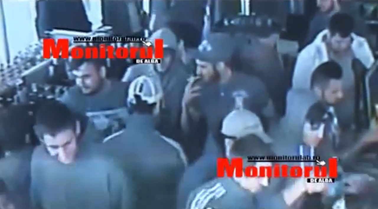 Imaginile rusinii! Suporteri rapidisti, filmati in timp ce vandalizau o benzinarie! Au furat tot ce le-a cazut in mana: VIDEO_5