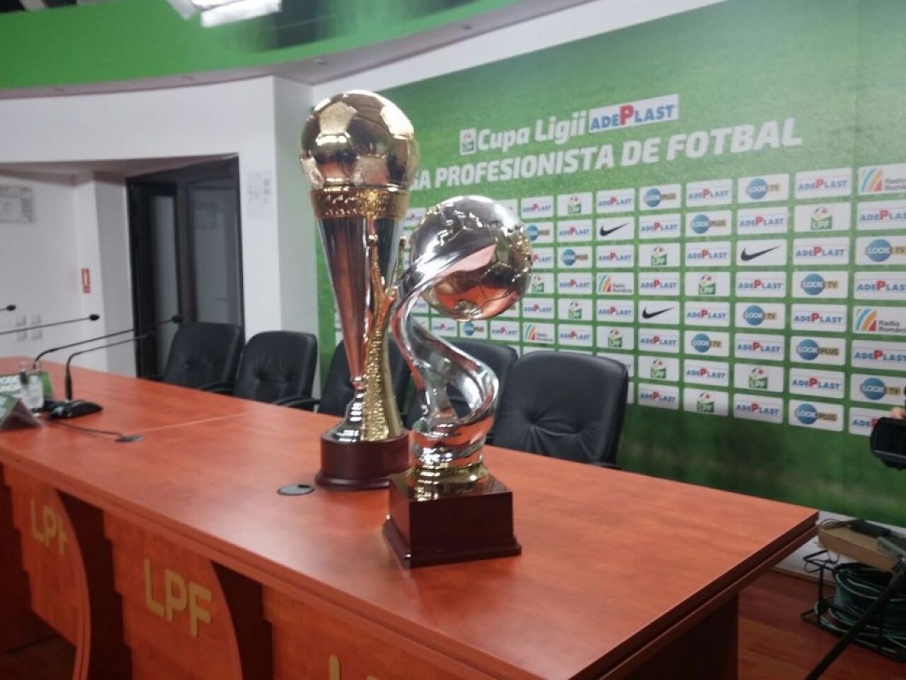FOTO | Asa vor arata noile trofee primite de campioana Romaniei si de castigatoarea Ligii I! Gino Iorgulescu i-a pus pe ziaristi sa voteze_2