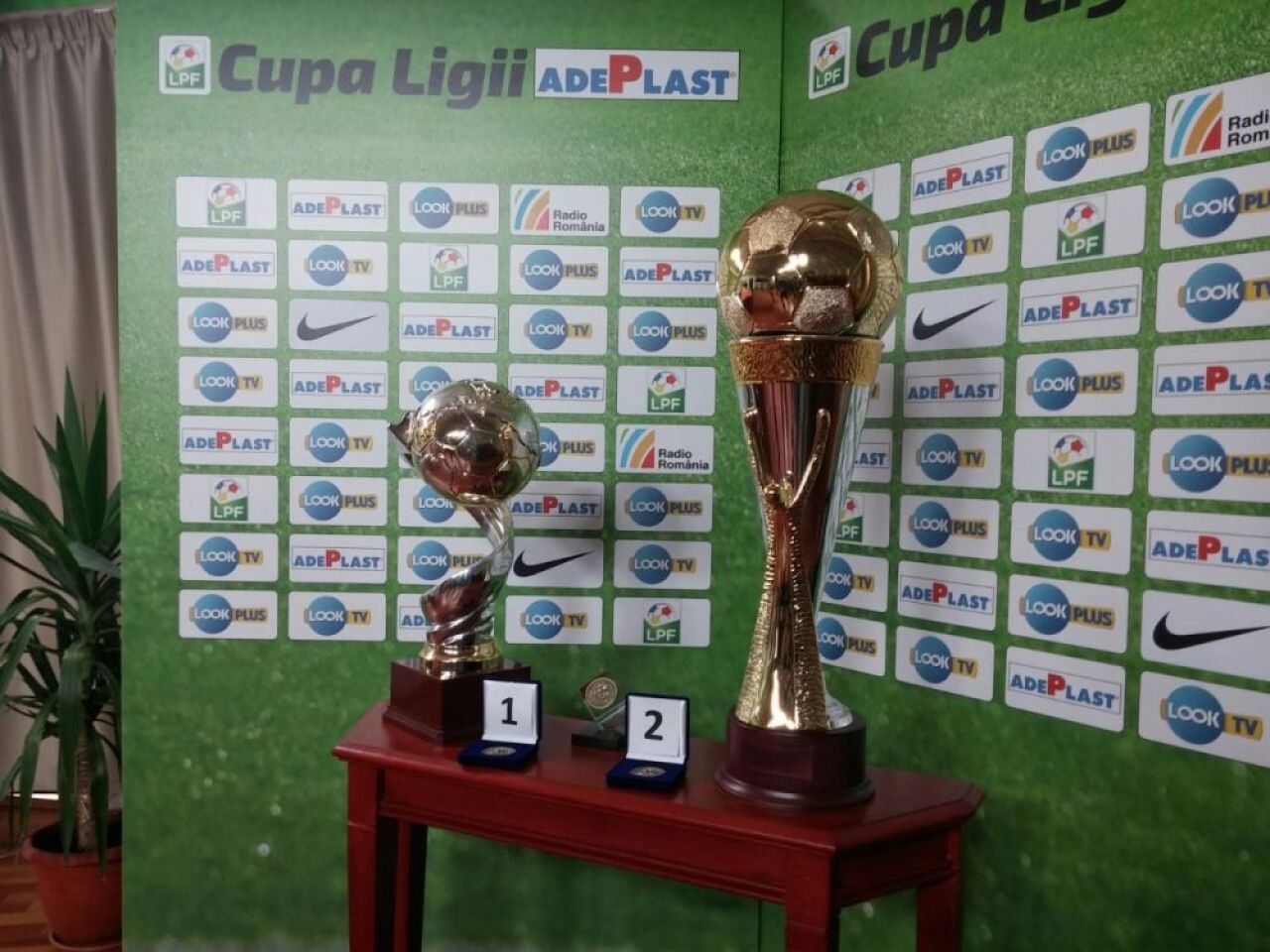 FOTO | Asa vor arata noile trofee primite de campioana Romaniei si de castigatoarea Ligii I! Gino Iorgulescu i-a pus pe ziaristi sa voteze_4