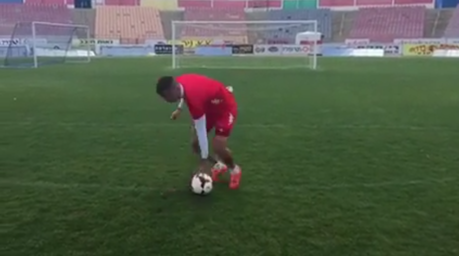 Caterinca suprema la antrenament! Cum trage la poarta un fotbalist dupa ce s-a invartit de 13 ori in jurul mingii! Nimeni n-a dat gol :)) VIDEO