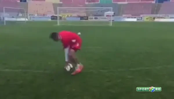 Caterinca suprema la antrenament! Cum trage la poarta un fotbalist dupa ce s-a invartit de 13 ori in jurul mingii! Nimeni n-a dat gol :)) VIDEO