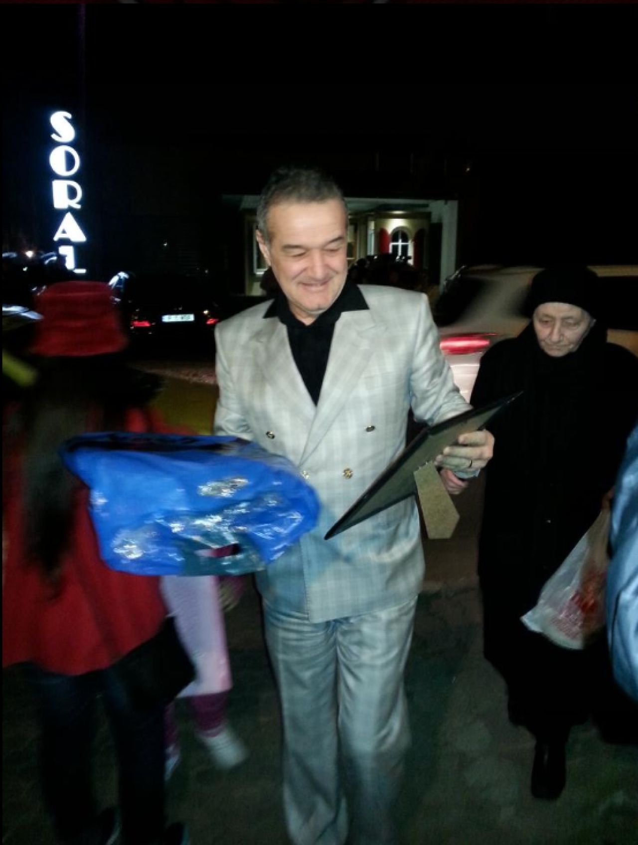 FOTO Becali s-a intalnit cu jucatorii lui Hagi la slujba de Inviere. Patronul Stelei si-a zgariat masina la iesirea din parcare_1