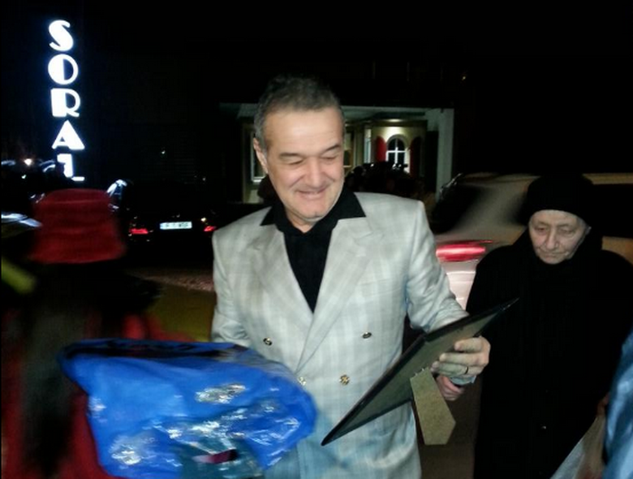 FOTO Becali s-a intalnit cu jucatorii lui Hagi la slujba de Inviere. Patronul Stelei si-a zgariat masina la iesirea din parcare_2