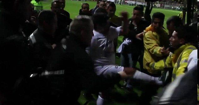 Imagini INCREDIBILE! Maradona si-a pierdut mintile si a lovit un steward! Scena dementa la un meci caritabil pentru PACE_3