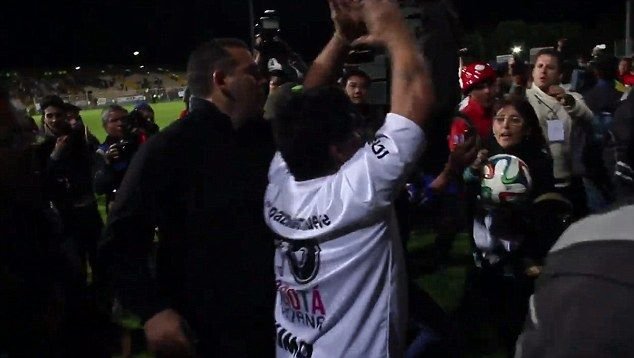 Imagini INCREDIBILE! Maradona si-a pierdut mintile si a lovit un steward! Scena dementa la un meci caritabil pentru PACE_4