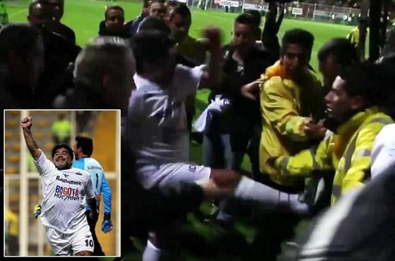 Imagini INCREDIBILE! Maradona si-a pierdut mintile si a lovit un steward! Scena dementa la un meci caritabil pentru PACE_6