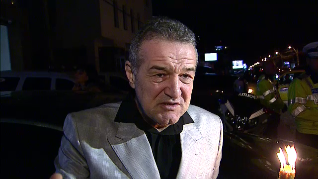 FOTO Becali s-a intalnit cu jucatorii lui Hagi la slujba de Inviere. Patronul Stelei si-a zgariat masina la iesirea din parcare_3