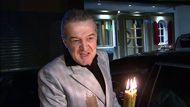 FOTO Becali s-a intalnit cu jucatorii lui Hagi la slujba de Inviere. Patronul Stelei si-a zgariat masina la iesirea din parcare_4
