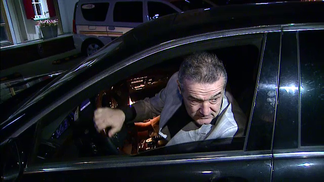 FOTO Becali s-a intalnit cu jucatorii lui Hagi la slujba de Inviere. Patronul Stelei si-a zgariat masina la iesirea din parcare_7