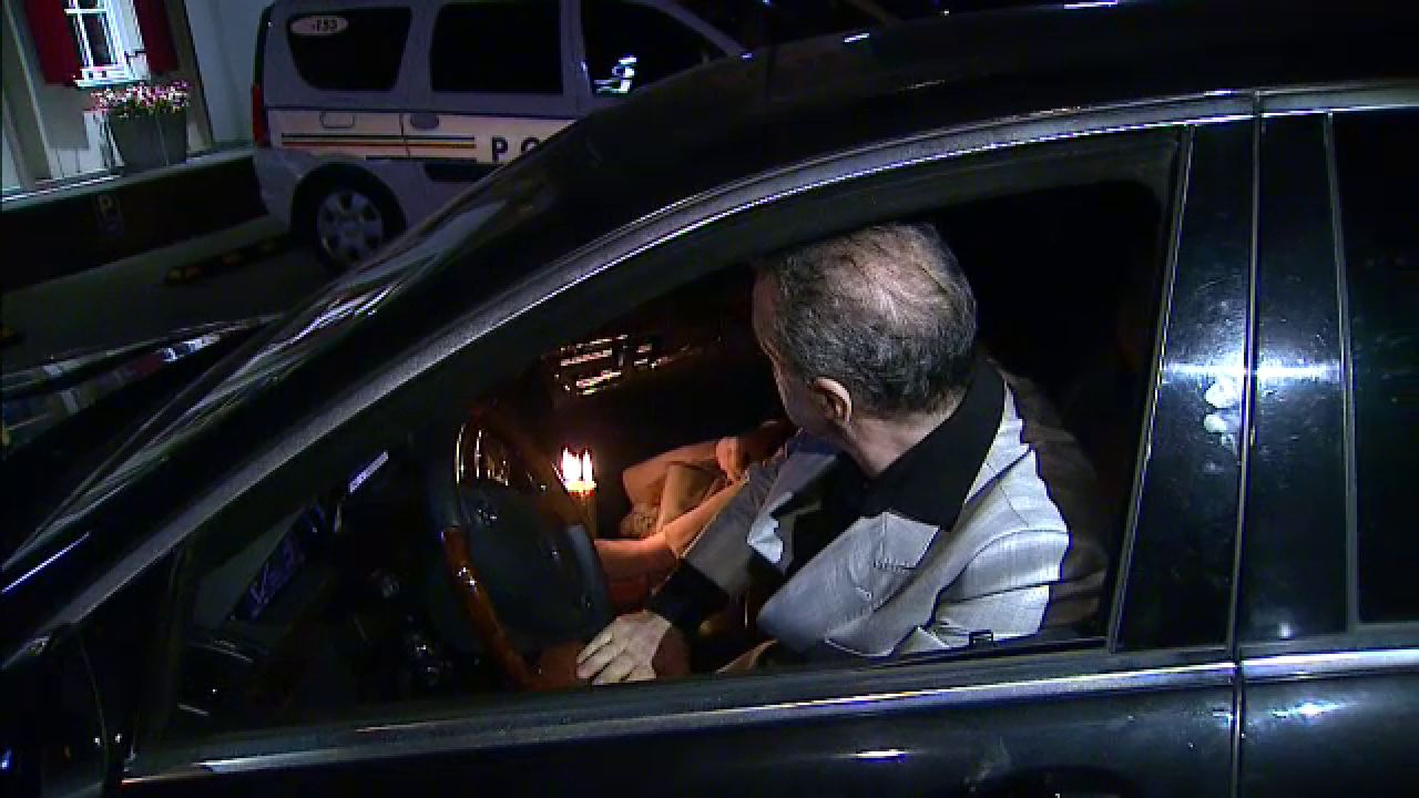 FOTO Becali s-a intalnit cu jucatorii lui Hagi la slujba de Inviere. Patronul Stelei si-a zgariat masina la iesirea din parcare_8