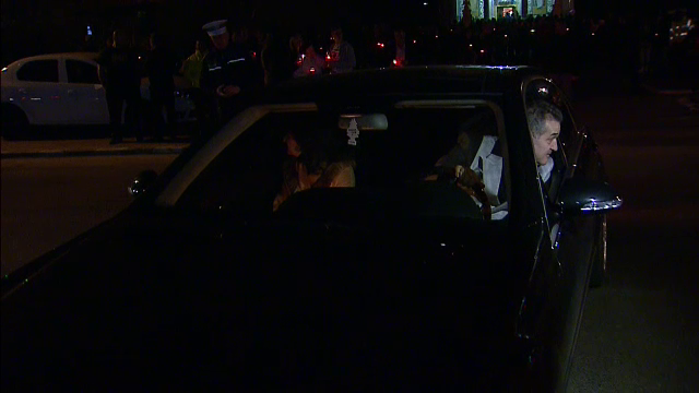 FOTO Becali s-a intalnit cu jucatorii lui Hagi la slujba de Inviere. Patronul Stelei si-a zgariat masina la iesirea din parcare_11