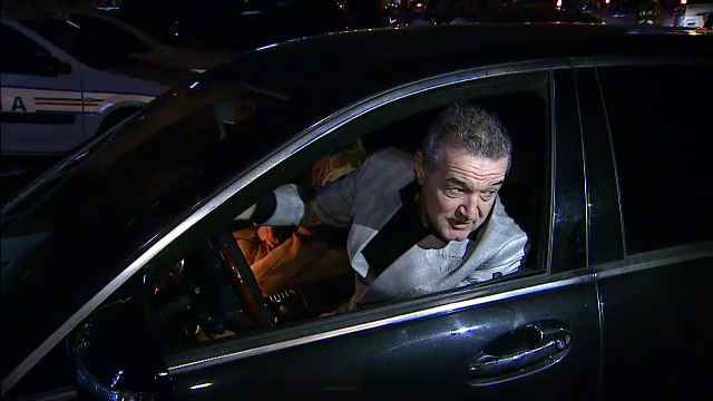 FOTO Becali s-a intalnit cu jucatorii lui Hagi la slujba de Inviere. Patronul Stelei si-a zgariat masina la iesirea din parcare_15
