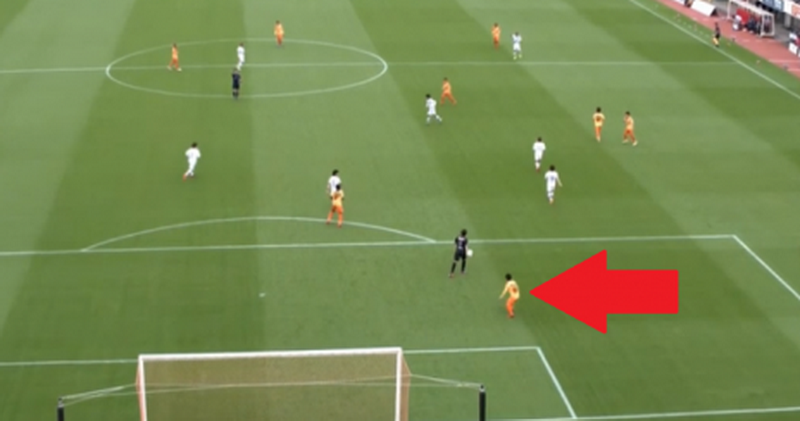 Cea mai tare faza EVER. Jucatorul care s-a ascuns in spatele portarului ca sa dea gol! VIDEO