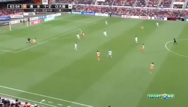 Schema SENZATIONALA! Cum sa dai gol dupa ce te ASCUNZI in spatele portarului! Imagini unice pe un teren de fotbal