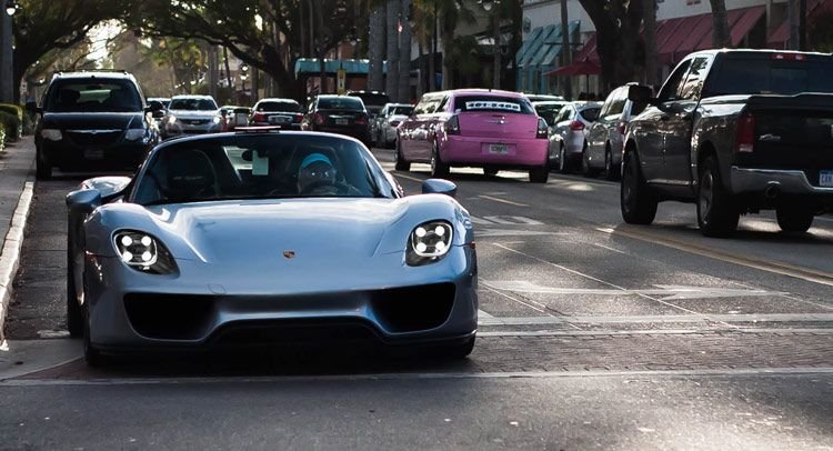Cea mai tare BUNICUTA din lume! Conduce un PORSCHE de 1 milion de dolari cu 900 de cai! FOTO
