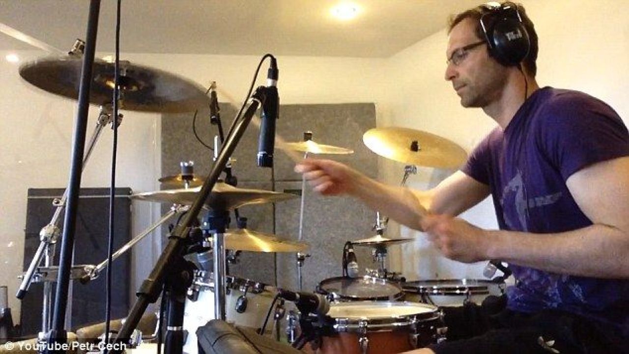 Magnificent, Petr! Cech face senzatie pe internet: portarul lui Chelsea are toate sansele sa devina star ROCK dupa ce termina cu fotbalul :)_4