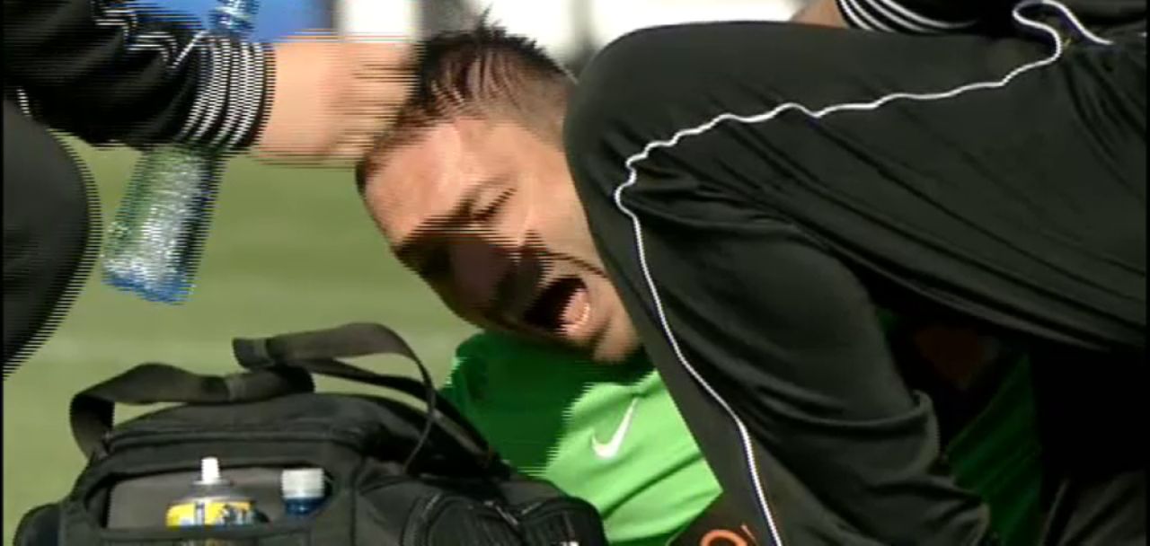 PANICA la Craiova - Dinamo! Marc s-a prabusit pe teren dupa ce o petarda a explodat langa el! Meciul a fost intrerupt_1