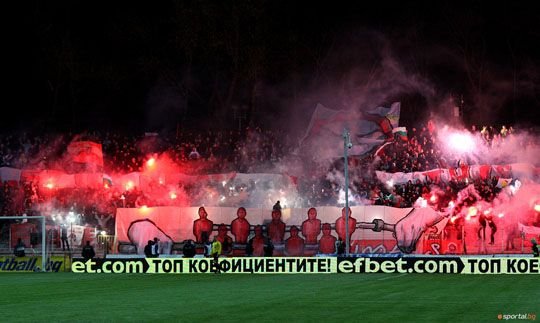 FOTO Scene NEBUNE in Bulgaria. Nikolici, DEZBRACAT de fani pe teren: 
