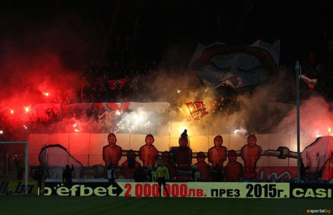 FOTO Scene NEBUNE in Bulgaria. Nikolici, DEZBRACAT de fani pe teren: