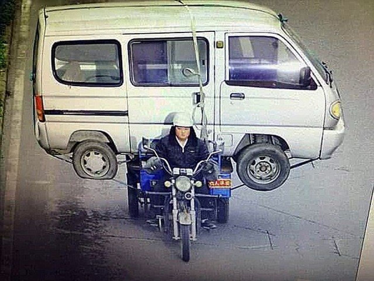 FOTO Imaginea zilei vine din China. Politistii au fost socati dupa ce au vazut ce cara acest scurterist in spate_3