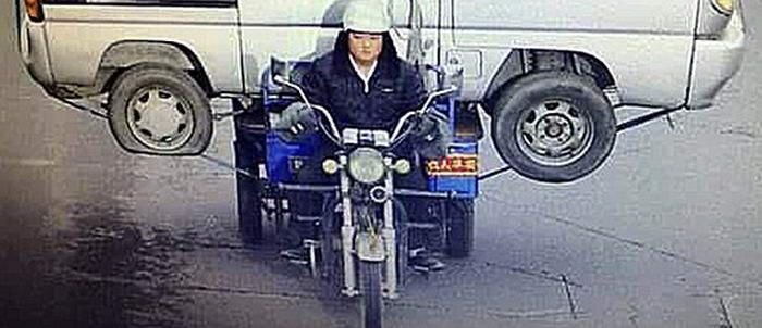 FOTO Imaginea zilei vine din China. Politistii au fost socati dupa ce au vazut ce cara acest scurterist in spate_4