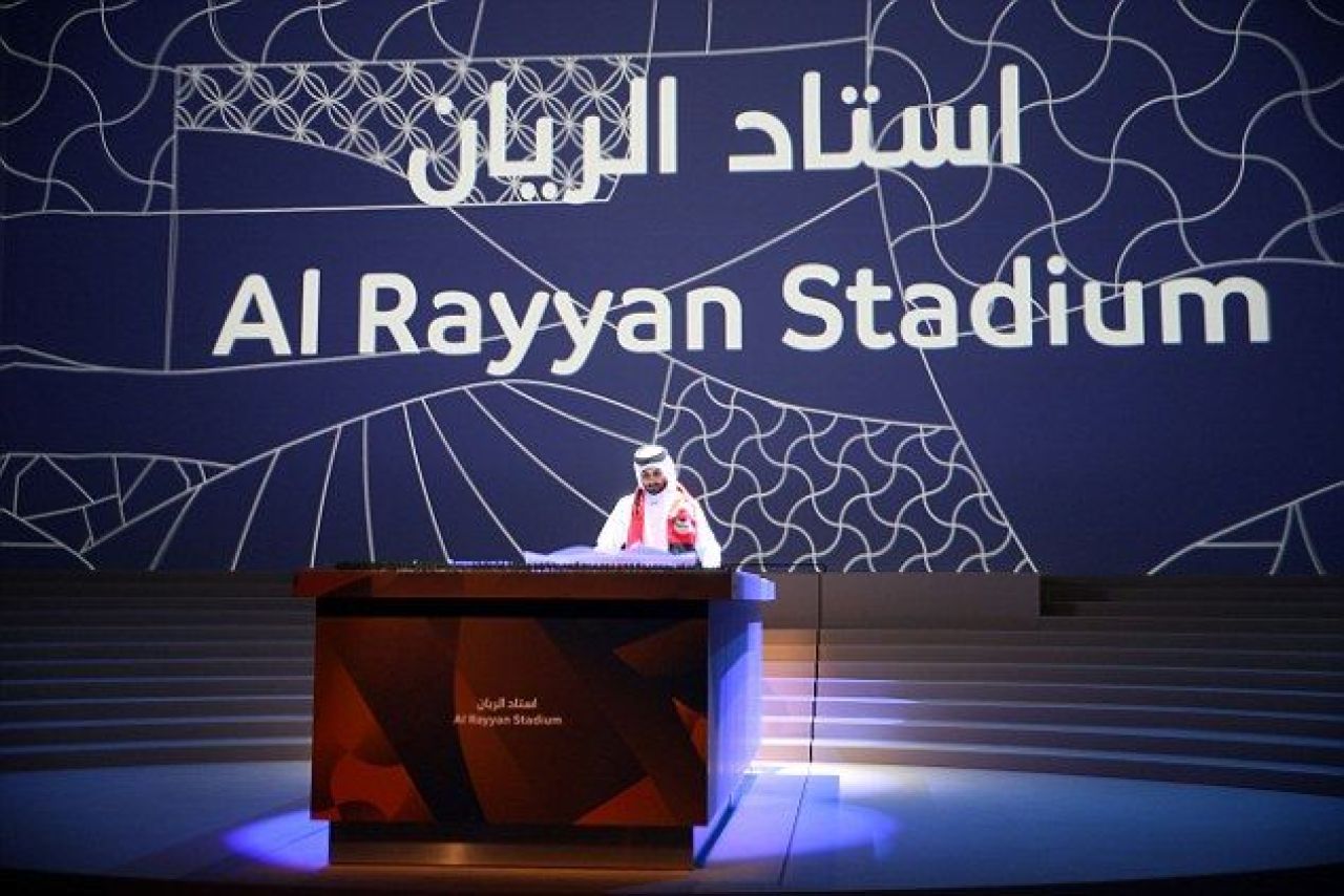 FOTO Asa arata al cincilea stadion pregatit de Qatar pentru CM 2022. Are instalatii GIGANT de aer conditionat si e in forma de DUNE de nisip_1