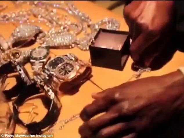 Avioane, masini, vile, bijuterii, LUX! Pe ce si-a spart Mayweather averea incredibila de 400 mil dolari! Super FOTO_3