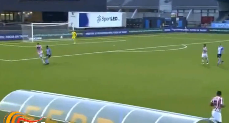 High Olanda :) Cel mai dezorientat fotbalist al weekendului: Banel olandezul si-a dat un autogolazo de la 20 de metri: VIDEO