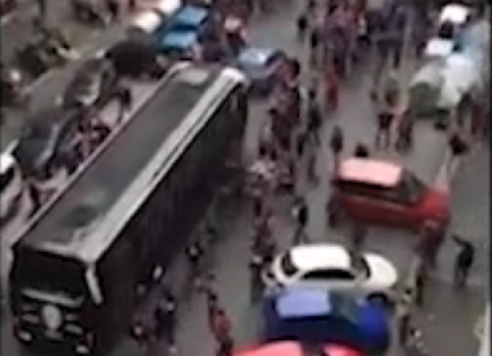 Autocarul lui Juve, atacat cu pumni, picioare, pietre si sticle de fanii lui Torino! Jucatorii au crezut ca nu mai scapa vii! Imagini incredibile: VIDEO