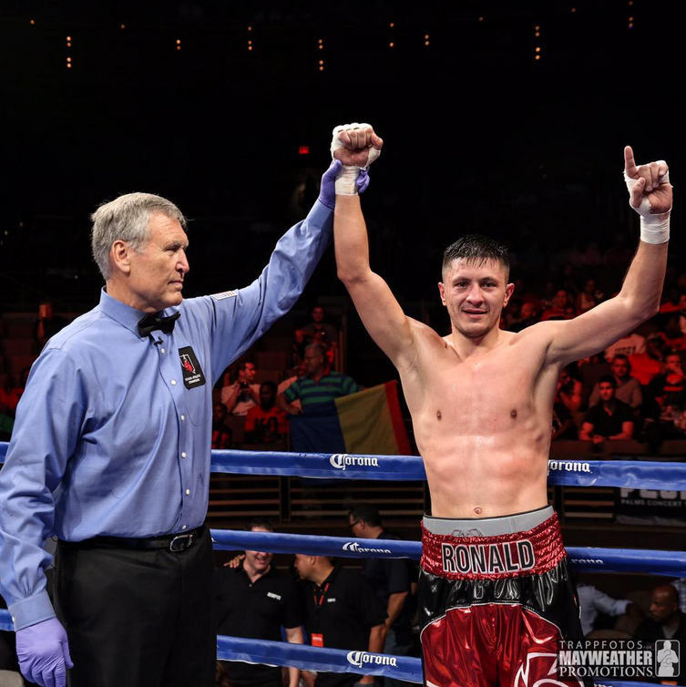 Mayweather Promotions: Victorie superba a lui Ronald Gavril! Romanul care se antreneaza cu Mayweather a castigat aseara