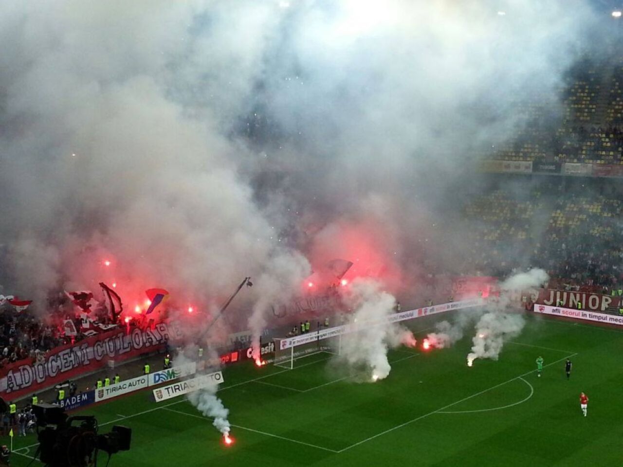 NEBUNIE! Dinamovistii pot fi SUSPENDATI dupa ce au facut la Derby! Ultrasii de la Dinamo au intarziat partida minute bune! FOTO_3