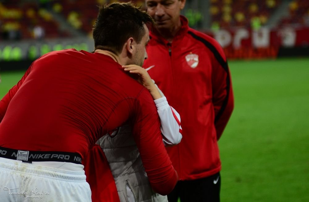 EMOTIONANT! Imagini incredibile dupa Dinamo-Steaua! Un copil a inceput sa PLANGA in hohote din cauza dinamovistilor! FOTO