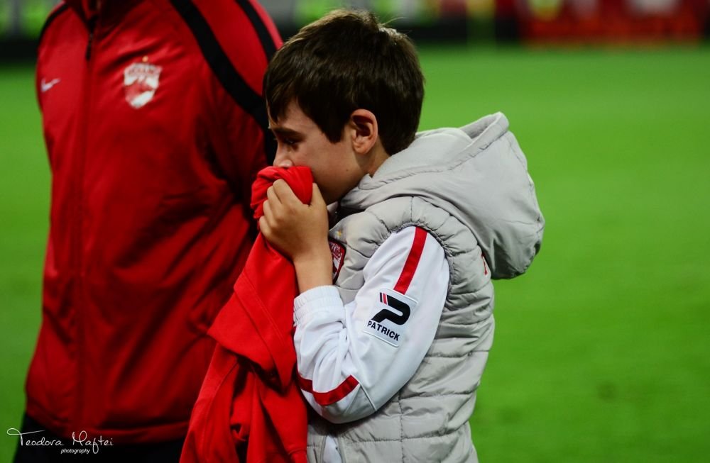 EMOTIONANT! Imagini incredibile dupa Dinamo-Steaua! Un copil a inceput sa PLANGA in hohote din cauza dinamovistilor! FOTO_2