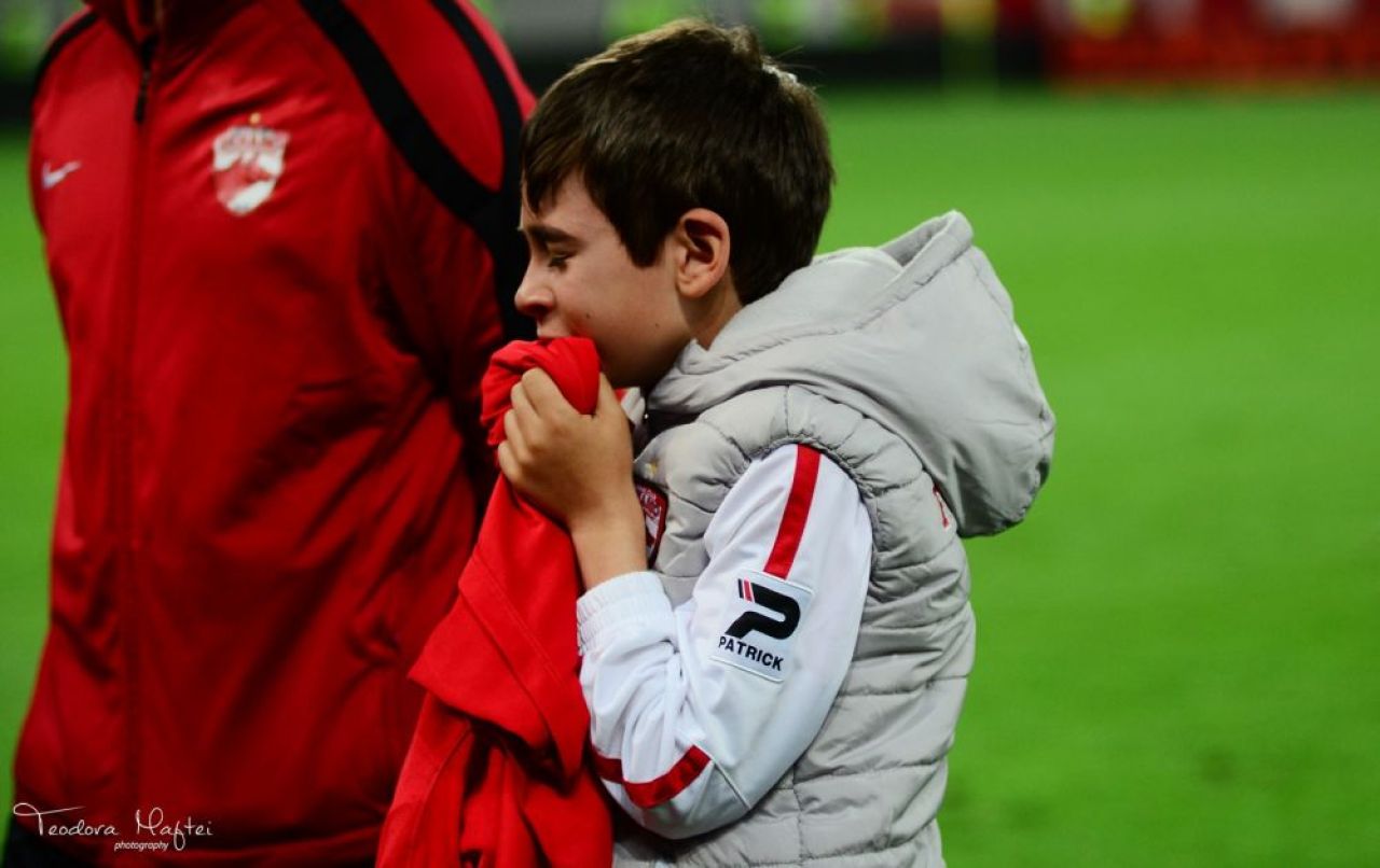 EMOTIONANT! Imagini incredibile dupa Dinamo-Steaua! Un copil a inceput sa PLANGA in hohote din cauza dinamovistilor! FOTO_3