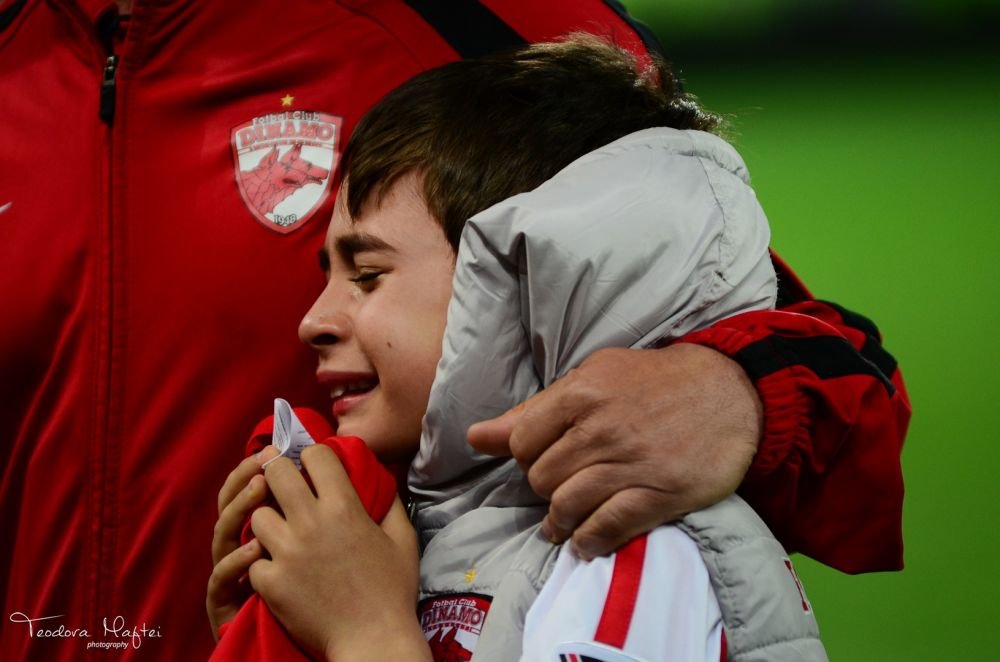 EMOTIONANT! Imagini incredibile dupa Dinamo-Steaua! Un copil a inceput sa PLANGA in hohote din cauza dinamovistilor! FOTO_7