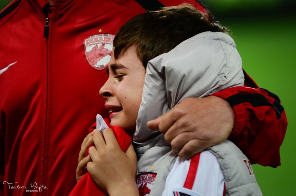 EMOTIONANT! Imagini incredibile dupa Dinamo-Steaua! Un copil a inceput sa PLANGA in hohote din cauza dinamovistilor! FOTO_8