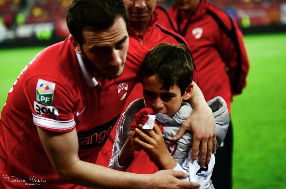 EMOTIONANT! Imagini incredibile dupa Dinamo-Steaua! Un copil a inceput sa PLANGA in hohote din cauza dinamovistilor! FOTO_10