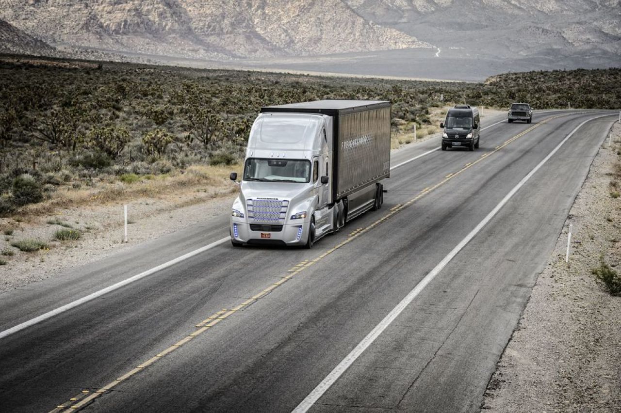VIDEO Mercedes a lansat primul camion care se conduce SINGUR! Imagini senzationale cu noul Freightliner Inspiration_4
