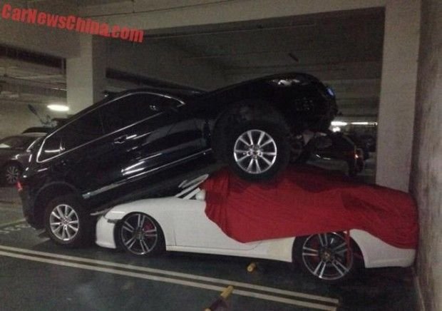 S-a suit cu un Touareg peste un supercar Porsche. IMAGINI de tot RASUL cu accidentul exotic&nbsp;